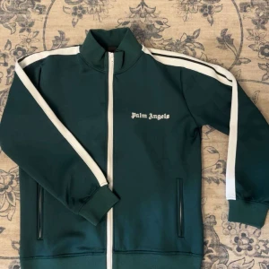 Palm angels tröja färgen grön - Storlek S har ett litet litet fel på sista bilden men inget som stör,dm vid intresse 