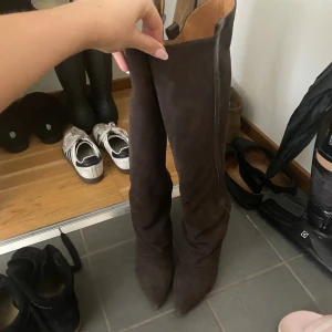 Twist and Tango stövlar - Snygga höga stövlar i mocka från Twist and Tango, bra skick!