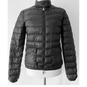 Moncler jacka  - Säljer min så himla fina Moncler jacka. Modellen heter ”LANS GIUBBOTTO LANS JACKET” och är i storlek 1, vilket jag skulle säga motsvarar ish en storlek S. Nypriset är runt 8000-9000 men jag säljer för 3300kr. Köpt på vestiare collective. Jackan är i fint skick men tyvärr finns ett litet hål som är igensytt och tejpat på armen (därav priset). Detta är en så praktisk dunjacka som passar till alla tillfällen! 💕Jag har även verifierat jackan på Moncler code hemsidan och fått den bekräftad.