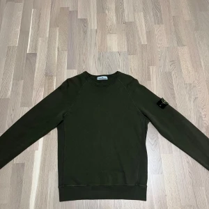 Stone island Sweatshirt - Stone island sweatshirt i storlek S. Mörk grön. Köpt på NK och kvitto finns. Knappt använd 