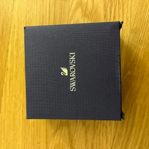 Swarovski örhängen - Swaroski örhängen med ask och aldrig använda. Nypris 595 kr men på rea och säljs för 416,50 kr på deras sida.