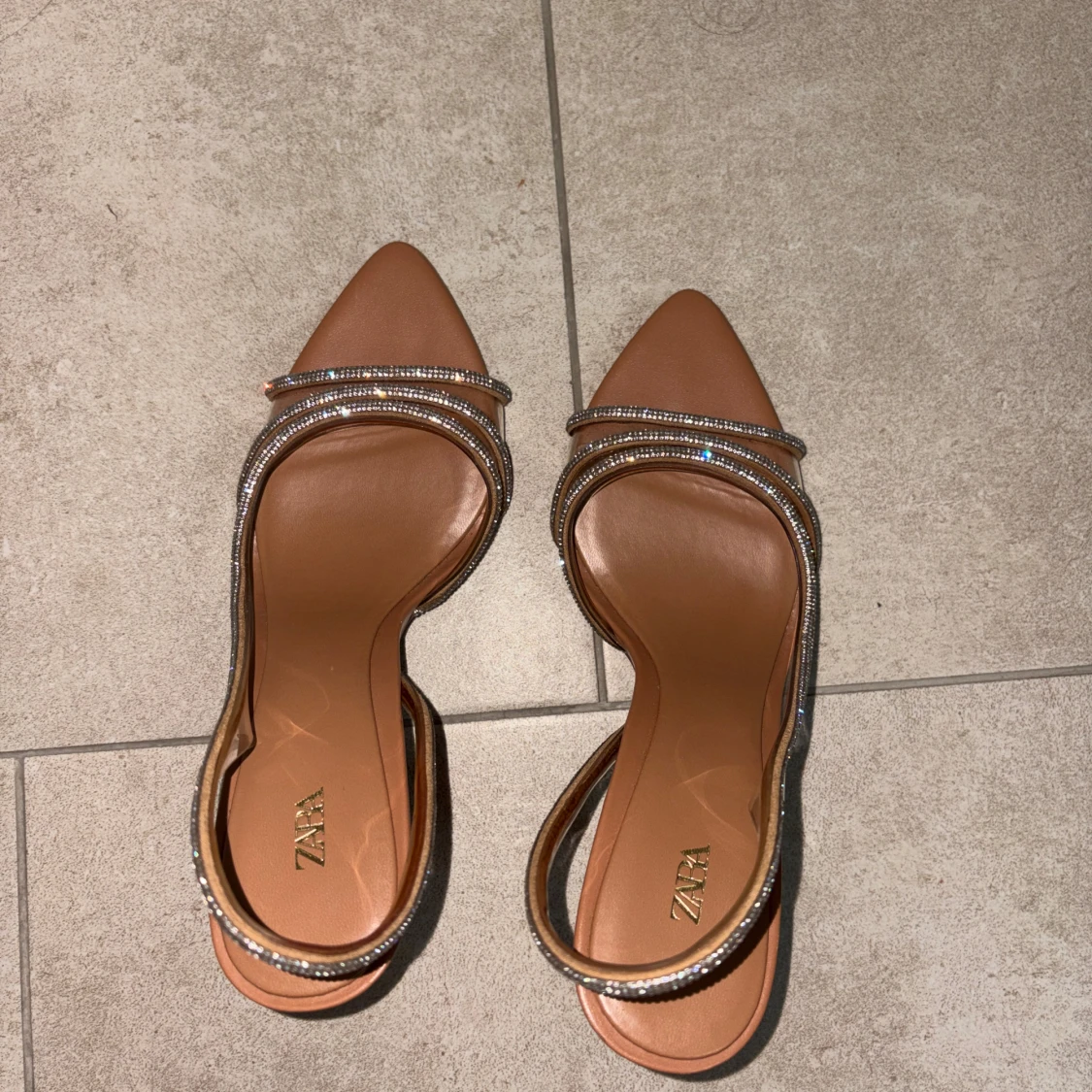 Bruna klackpumps med strass från Zara - 2