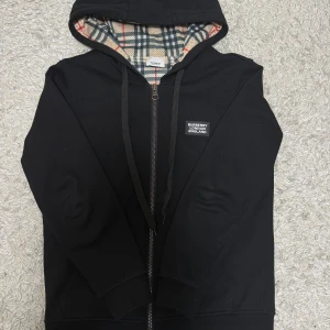 Burberry Zip Hoddie - Säljer nu min feta Burrberry Kofta som är i mycket bra skick 9/10. Knappt använd. 