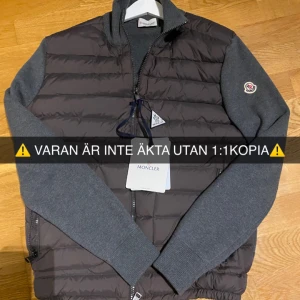 Moncler cardigan - !Bildtext! Sitter som XS- 170cm 54kg