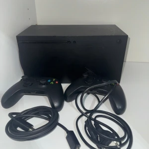 Xbox series x - Säljer denna Xbox series x för bra pris hdmi porten är sönder måste bli fixad för o koppla till tv en av handkontrollen har stick drift andra är helt ny Xboxen är 1 år gammalt funkar perfekt kan oxå ta byten på andra konsoler