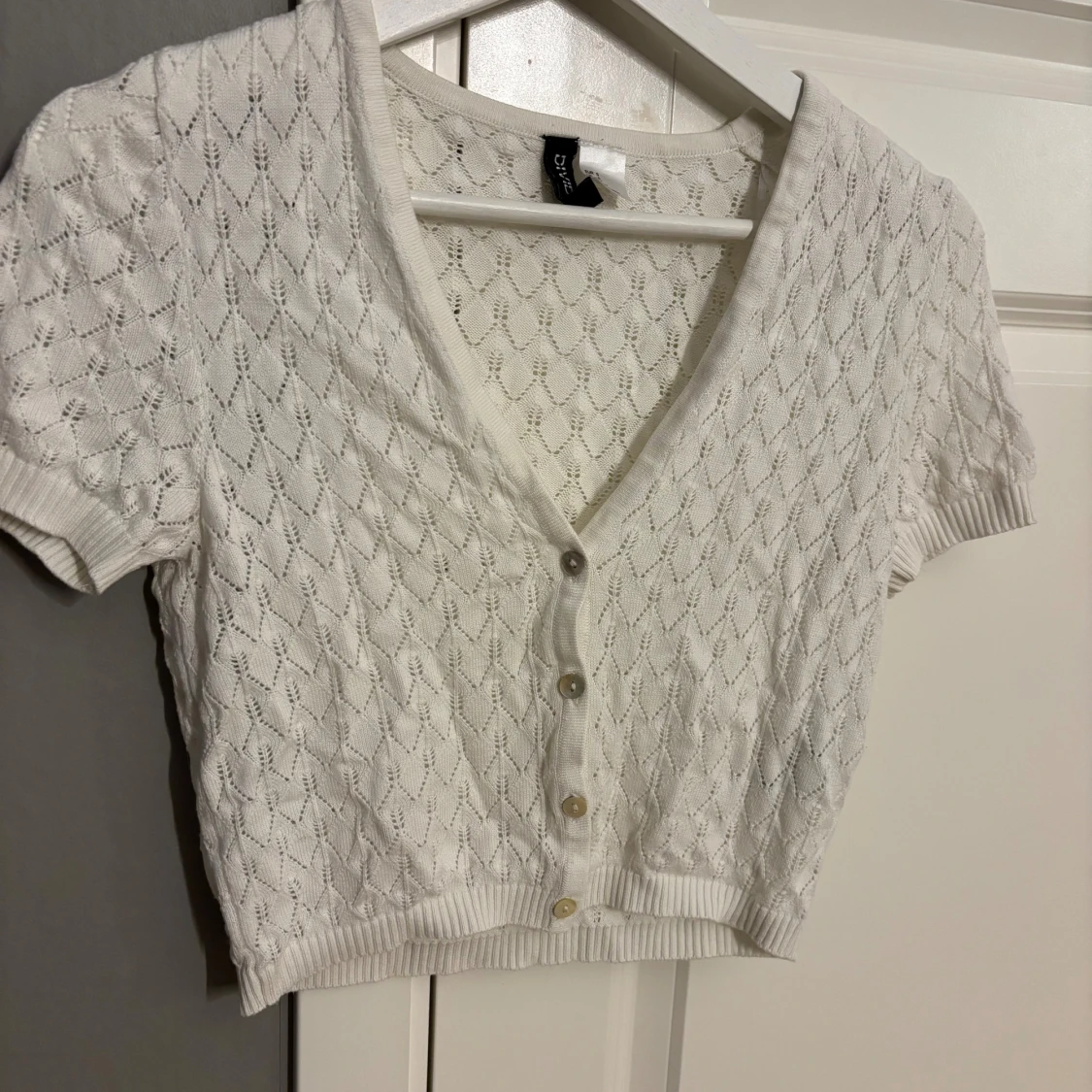 Vit stickad blus från DIVIDED