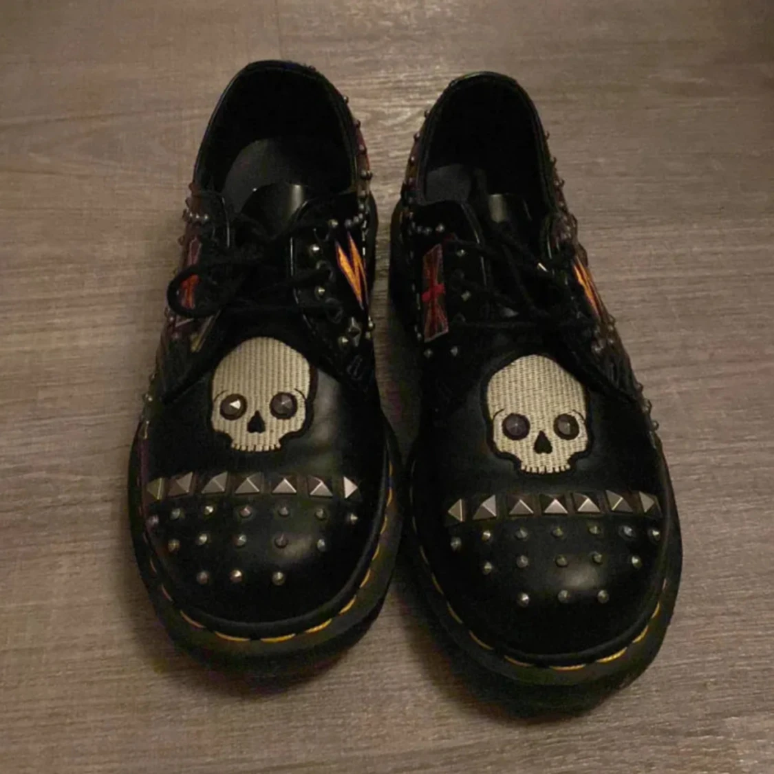 Dr. Martens svarta loafers med nitar och döskalle