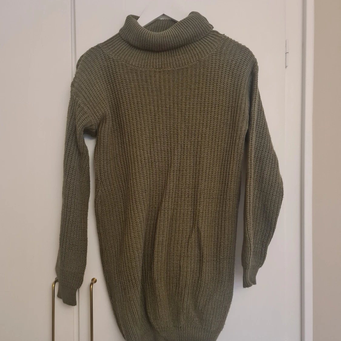 Olivgrön polotröja från Boohoo 