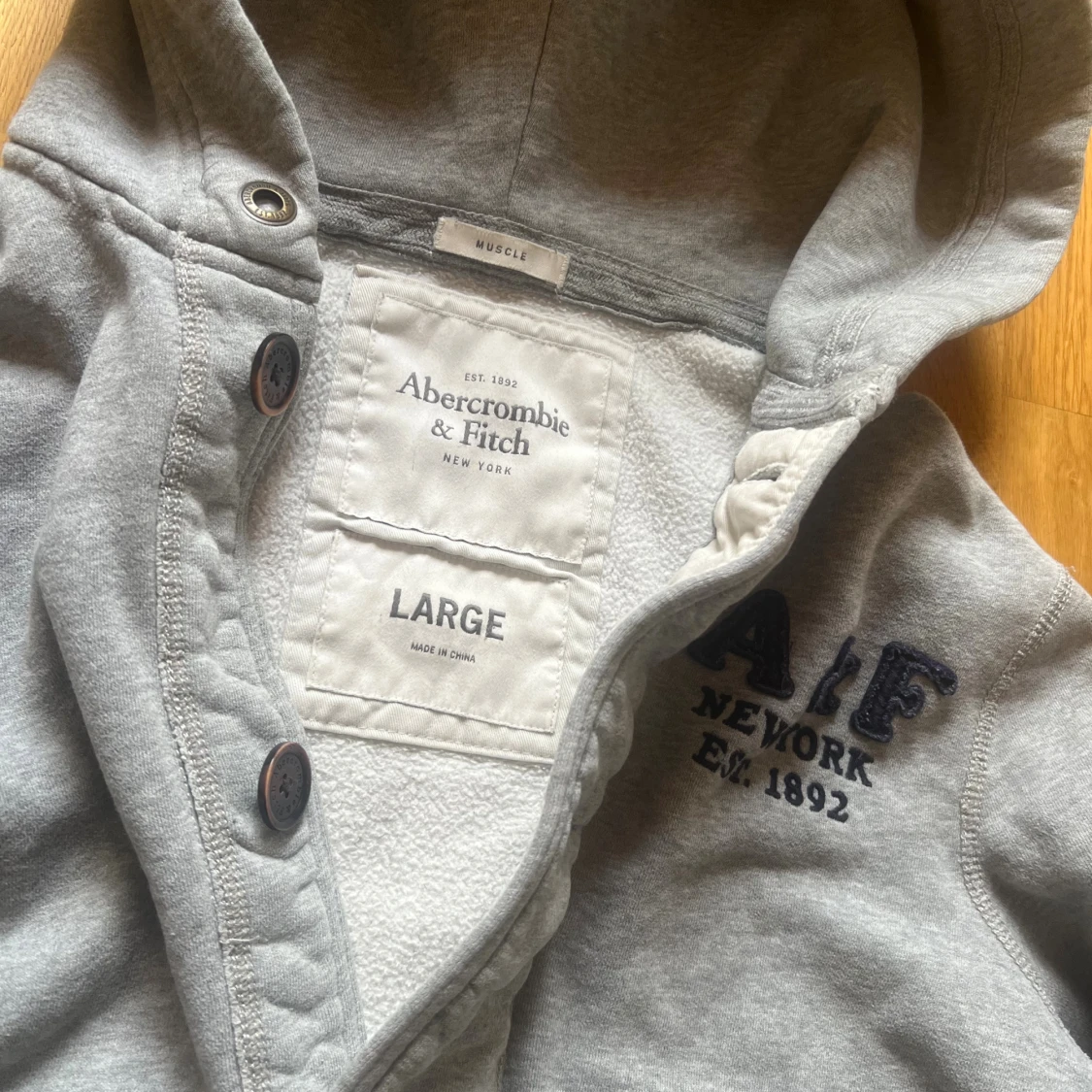 Grå hoodie från Abercrombie & Fitch med knappar  - 1