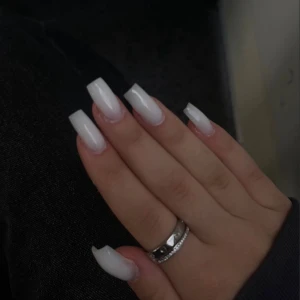 Saviland Builder Nail Gel Milky White - Säljer en Saviland Builder Nail Gel i färgen Milky White. Gelen är perfekt för att bygga, snygga naglar med en mjölkvit finish. Passar dig som vill ha en fräsch och stilren look. Kommer i en burk på 100g och är enkel att applicera med pensel.