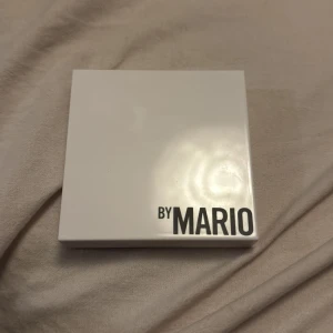 Makeup By Mario Bronzy Glam Quads - Snygg ögonskuggspalett från Makeup By Mario med fyra nyanser i brons, guld och brunt. Paletten har både skimriga och matta färger, perfekt för att skapa en bronzig look. Kommer i en stilren vit förpackning med spegel i locket. Aldrig använd         Kan tänka mig gå ner i pris vid snabb affär 💗