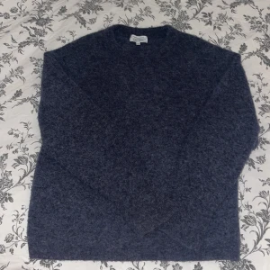 Mörkblå stickad tröja & Other Stories - Mysig mörkblå stickad tröja från & Other Stories i alpacka ull blandning . Svårt å se färgen på bilden men skulle säga att första och sista bilderna syns de bäst på. Köpt för snart två år sedan inte används så mycket och är i bra skick och i storlek s.