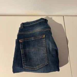 Nudie jeans Thin Finn - Snygga mörkblå jeans från Nudie Jeans i modellen Thin Finn i väldigt bra skick.                                          Storlek W32 L34                                                      Säljer för att dom inte passar.
