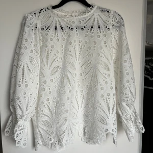 Vit spetsblus från Neo Noir - Superfin vit blus från Neo Noir med detaljerad spets och broderat mönster. Jättefin och den är använd en gång🫶🏼💕