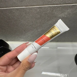 Max Factor Miracle Pure Cream Blush - Max Factor Miracle Pure Infused Cream Blush i färgen Soft Peach. Satin matt finish med hyaluronsyra, vegansk formula. Kommer i en smidig tub med guld, vit och persikofärgad design. Perfekt för att ge kinderna en fräsch och naturlig glow.