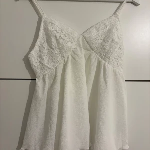 Topp SHEIN - Aldrig använd topp från SHEIN. Passade tyvärr inte mig. Har bara stått. Jätte fin sommar topp, vit färg i storlek S.