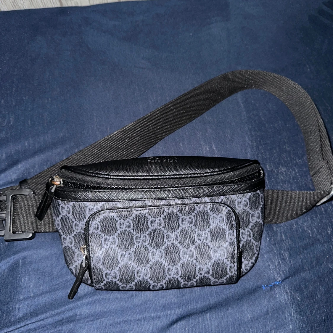 Svart magväska från Gucci med monogram