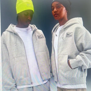 Nike x Stussy grå hoodie med dragkedja - Helt ny och oanvänd. Köpt på releasedag från nike snkrs 17/10. Slutsåld på 2 minuter. Kostar 4500 på thesneakerstore.se. 