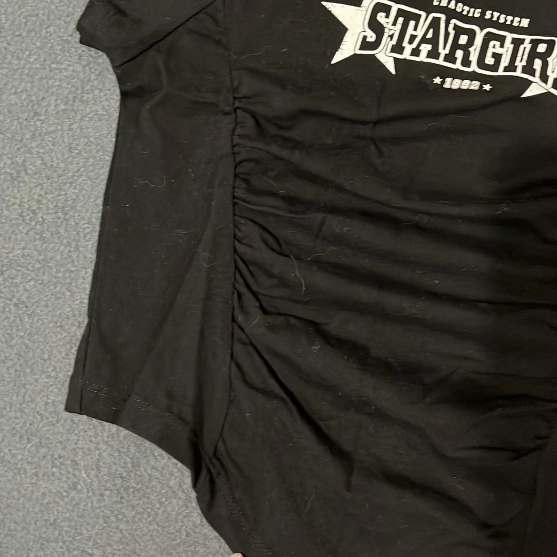 Svart topp med tryck från FB Sister - 3