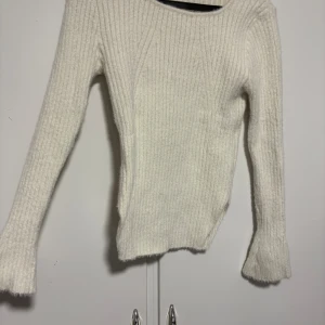 Vit ribbad stickad tröja från Shein - Mysig vit stickad tröja från Shein i storlek S. Tröjan har ett ribbat mönster och långärmade ärmar med lätt utsvängda muddar. Perfekt för dig som gillar en enkel men ändå snygg look. Materialet är mjukt och känns skönt mot huden. Priset kan diskuteras 