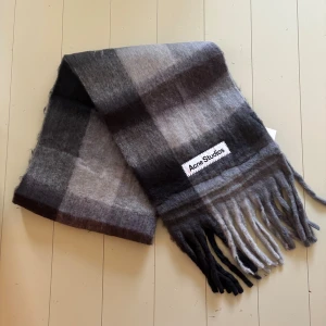 Acne Studios halsduk - Extremt fint skick! Hör av dig frågor! Fraktar fort! 