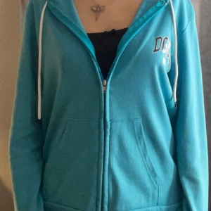 Turkos hoodie med dragkedja - Säljer pga ingen användning helt enkelt.💕
