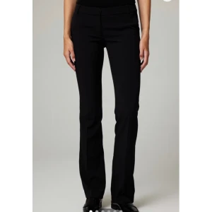 Low waist kostymbyxor - Säljer dessa low waist kostymbyxor från bikbok i storlek 38, tall! Två första bilderna är lånade men modellen har på sig exakt samma storlek som jag säljer. Använda ett antal gånger men har inga skador, enda defekterna är att de är pyttelite smutsiga längst ner vid benen(kan skicka bild om man vill). Köpta för 499kr! 