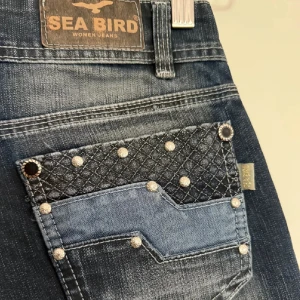 lågmidjade jeans med snygga fickor - Skitsnygga lågmidjade jeans met detaljer på fickorna. Säljer för att de är för små för mig. Midjemått: 36-37 cm. Innerbenslängd: 82 cm. Det står att det är storlek S men dem är små i storleken så passar en XS bättre. Hör av dig om du har frågor😊