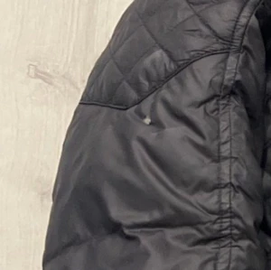 Rock and Blue jacka  - Storlek M de ända som är ”fel” på den är att hängaren som man hänger upp jackan på är trasig samt på armen finns de ett litet hål. 