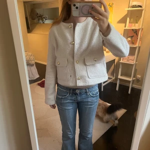 Höstjacka - Säljer denna jacka, använd enbart fåtal gånger. Kontakta vid frågor eller intresse❣️