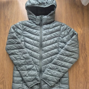 Grön jacka från McKinley - Säljer en grön jacka från McKinley med huva och hel dragkedja i strl 158/164. Mycket fint skick! 