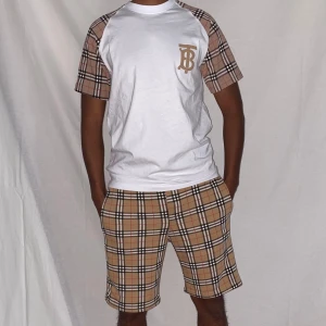 Burberry t shirt strl S  - Helt ny. Fin replika med grym kvalitet. Modellen är 175cm bär storlek Small. Pris: 999kr. Först till kvarn som gäller. Skickas direkt inom 24h