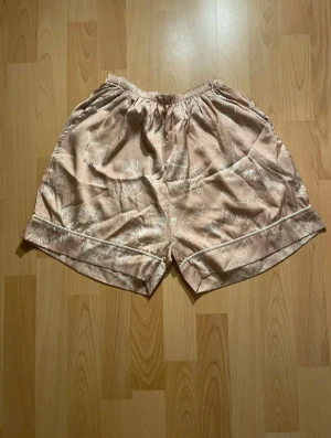 Tunna beige pyjamas shorts med fickor - Tunna beige pyjamas shorts med fickor