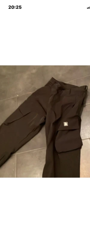 Svarta cargopants från Harajuku Apparel - Svarta cargopants från Harajuku Apparel i storlek S.  Riktigt bra skid byxor.