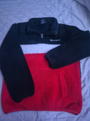 Champion fleece-tröja med half zip - Säljer en skön champion fleecetröja med half zip! I god skick och redo! Strl: 11/12år CM 150/150
