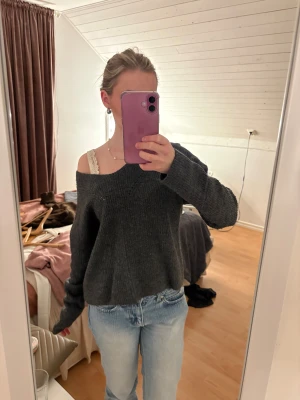 Mörkgrå stickad tröja från H&M - Mysig mörkgrå stickad tröja från H&M med v-ringning och lång ärm. Tröjan har en loose passform och är perfekt att slänga på sig när det är kyligt. Stl 158-164 skulle även säga att de är en xs💕