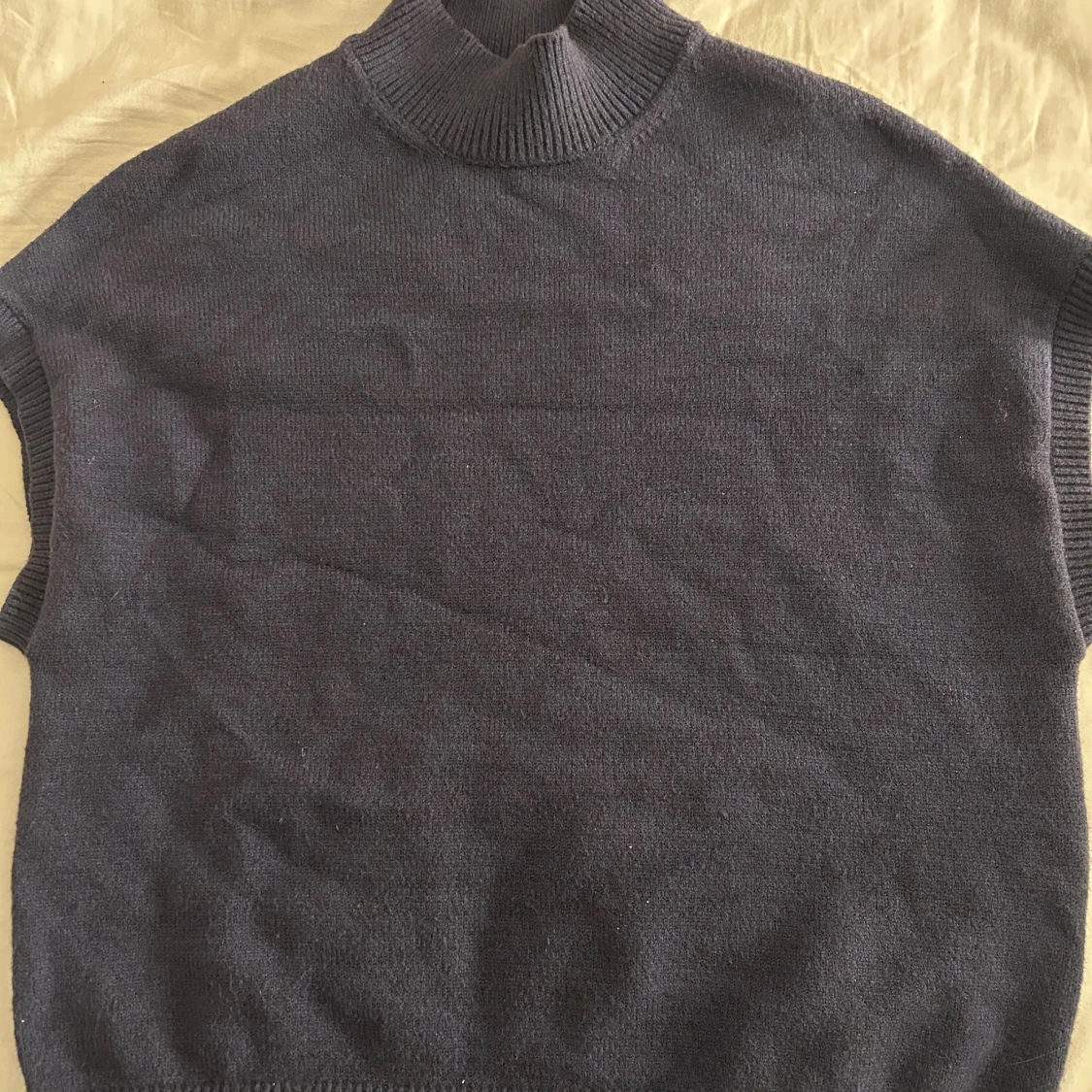 Mörkblå stickad tröja med polo