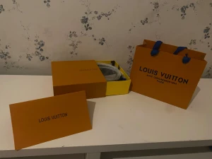 Svart Louis Vuitton skärp i skinn - Säljer ett svart Louis Vuitton bälte i skinn med klassiskt monogrammönster och en stilren LV-spänne i mörk ton. Bältet levereras med originalförpackning, dustbag och påse. Perfekt accessoar för dig som vill ha en lyxig och trendig look.
