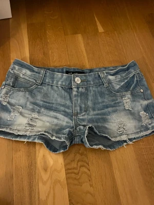 Blå jeansshorts med cool bakficka - LÅGMIDJADE KORTA JEANSSHORTS! Lite slitna jeansshorts med cool bakficka💞 Pris går att diskutera