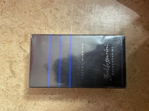 Baldessarini Secret Mission Aftershave - Aftershave lotion med cool design och slogan 'Separates the men from the boys'. Volym: 90 ml. Ingredienser: alkohol, vatten, parfym, glycerin, limonene, citronellol m.fl. Tillverkad i Tyskland. Perfekt för dig som vill sticka ut.