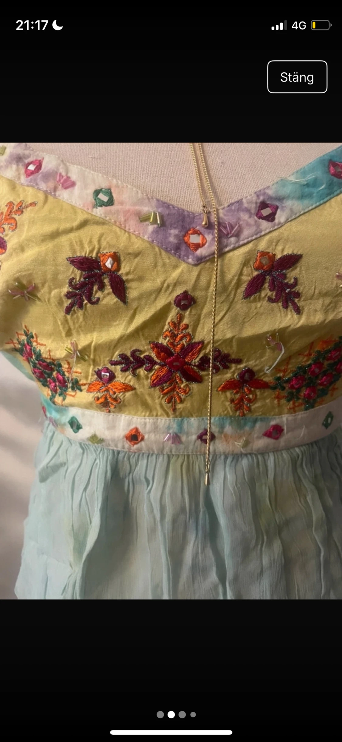 Broderad kortklänning med pastellfärger - 1