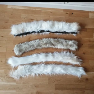 Lång fluffig fuskpäls halsduk/kragar - Säljer flera långa och superfluffiga halsdukar i fuskpäls. Finns i vit och beige med naturtrogen pälslook. Perfekt för dig som vill ha en extra mysig och cool accessoar till vinteroutfiten. Fästs enkelt med knappar på baksidan. 20-30kr/st eller alla för 80kr.