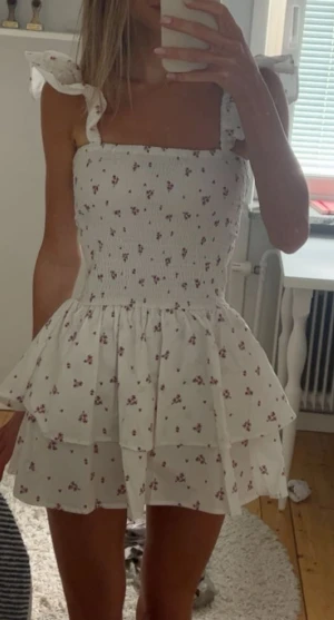 Vit blommig volangklänning - Storlek 34💖💖💖💖
