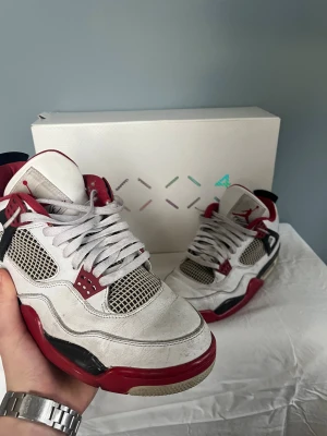 Nike jordan 4 fire red 2012 - Säljer nu mina gamla jordan 4s! Retro från 2012 och därför lite dyrare alternativ. As sköna och bra vinter skor! ”Nypris” 6000kr mitt pris 1300. Original låda medföljs ej!
