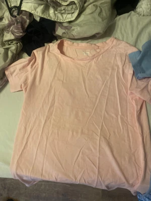 Pastellrosa och ljusblå t-shirt 157 - Två stilrena t-shirts från 157 i pastellrosa och ljusblå färg. Båda har rund hals och korta ärmar, tillverkade i mjuk bomull. Säljs tillsammans och är i storlek S.