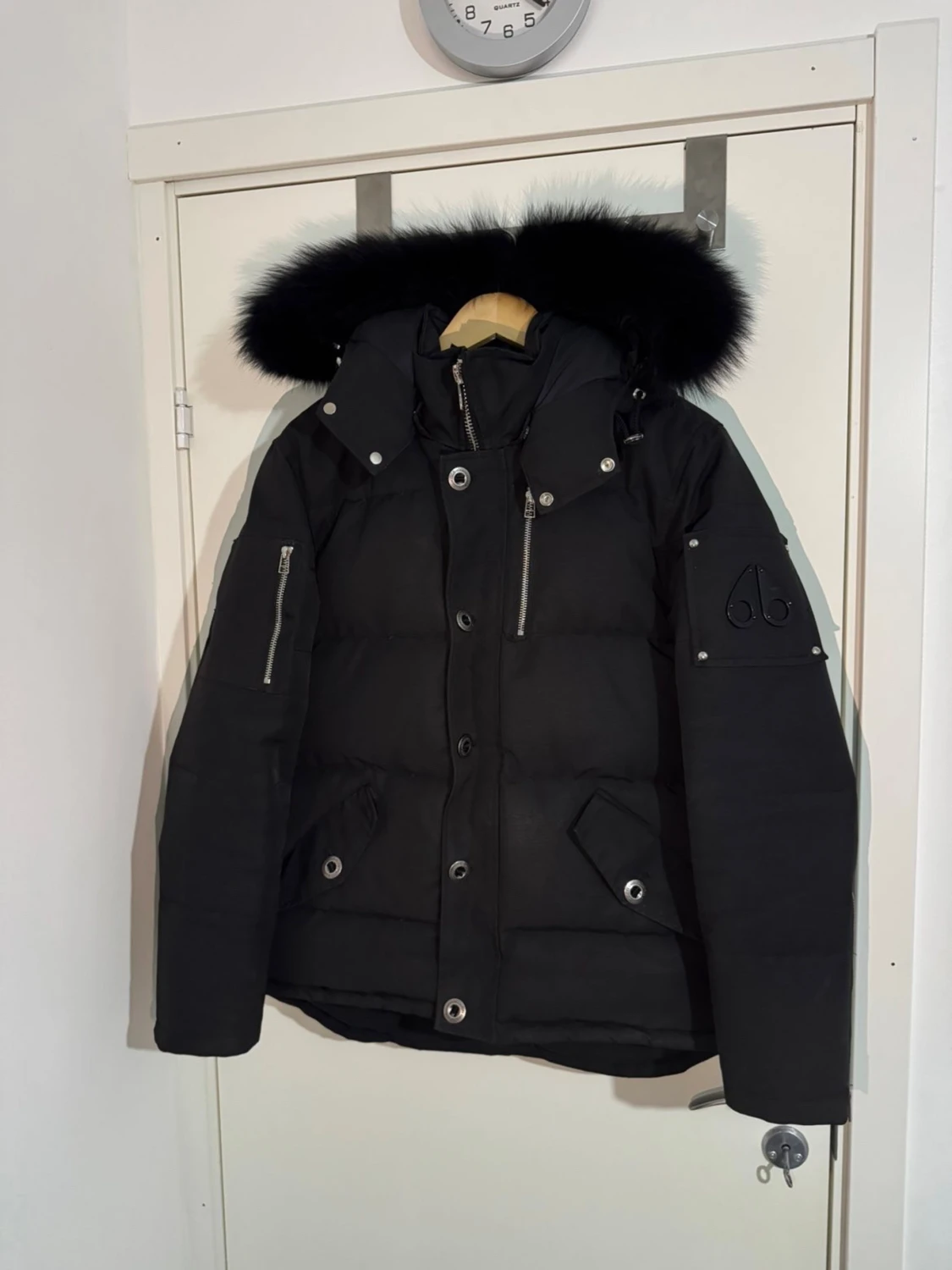 Svart pufferjacka från Moose Knuckles