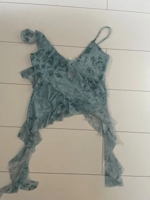 Blå volangtopp från Zara - Supersöt blå topp från Zara med volangdetaljer. Aldrig använt den och köpt någon gång under våren💕Priset kan diskuteras