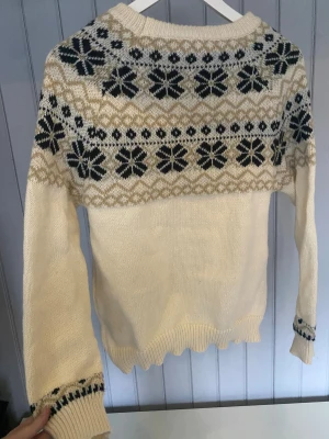 Varm vintertröja - Varm och skön vintertröja som endast är använd en gång i storlek S 