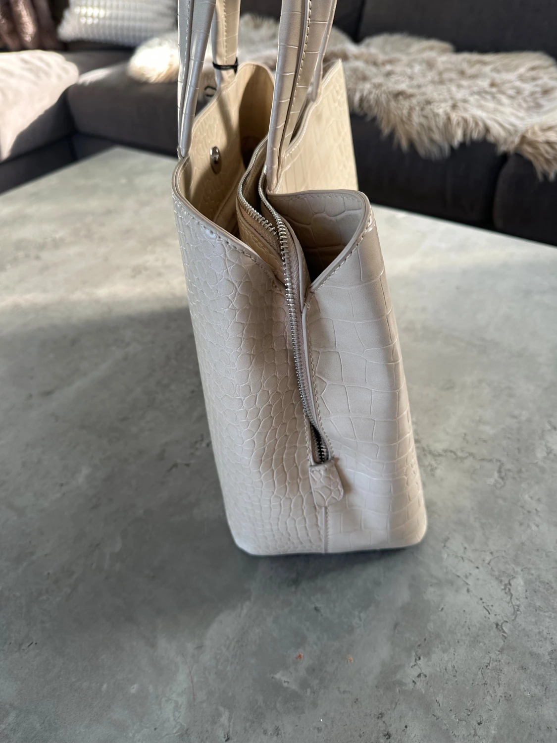 Beige handväska i croco från NA-KD - 3