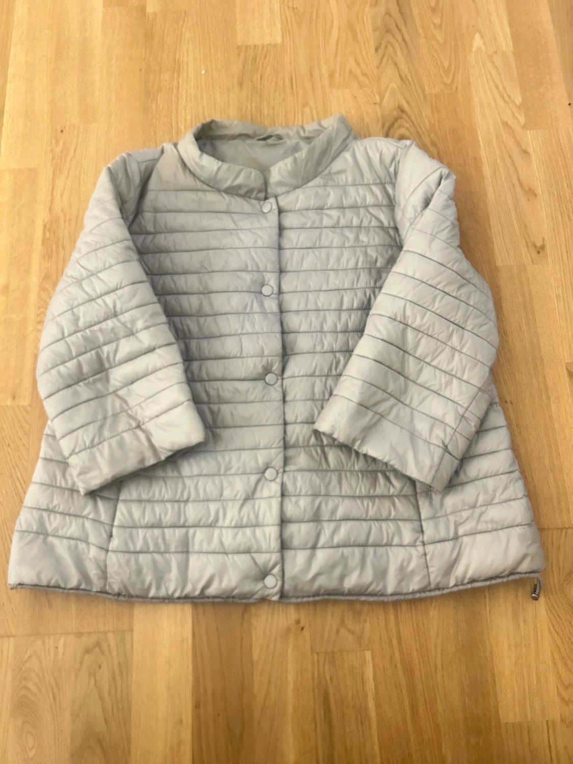 Ljusgrå quiltad pufferjacka
